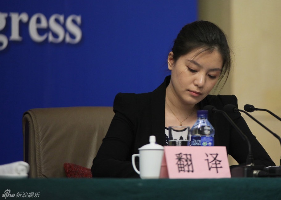 兩會美女翻譯吸引眼球 知性低調有內涵 - 青島新聞網